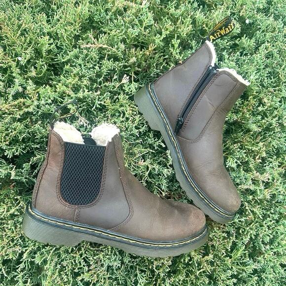 Dr. Martens JUNIOR 2976 LEONORE FAUX FUR LINED CHELSEA BOOTS Size 3 Brown - Picture 1 of 15